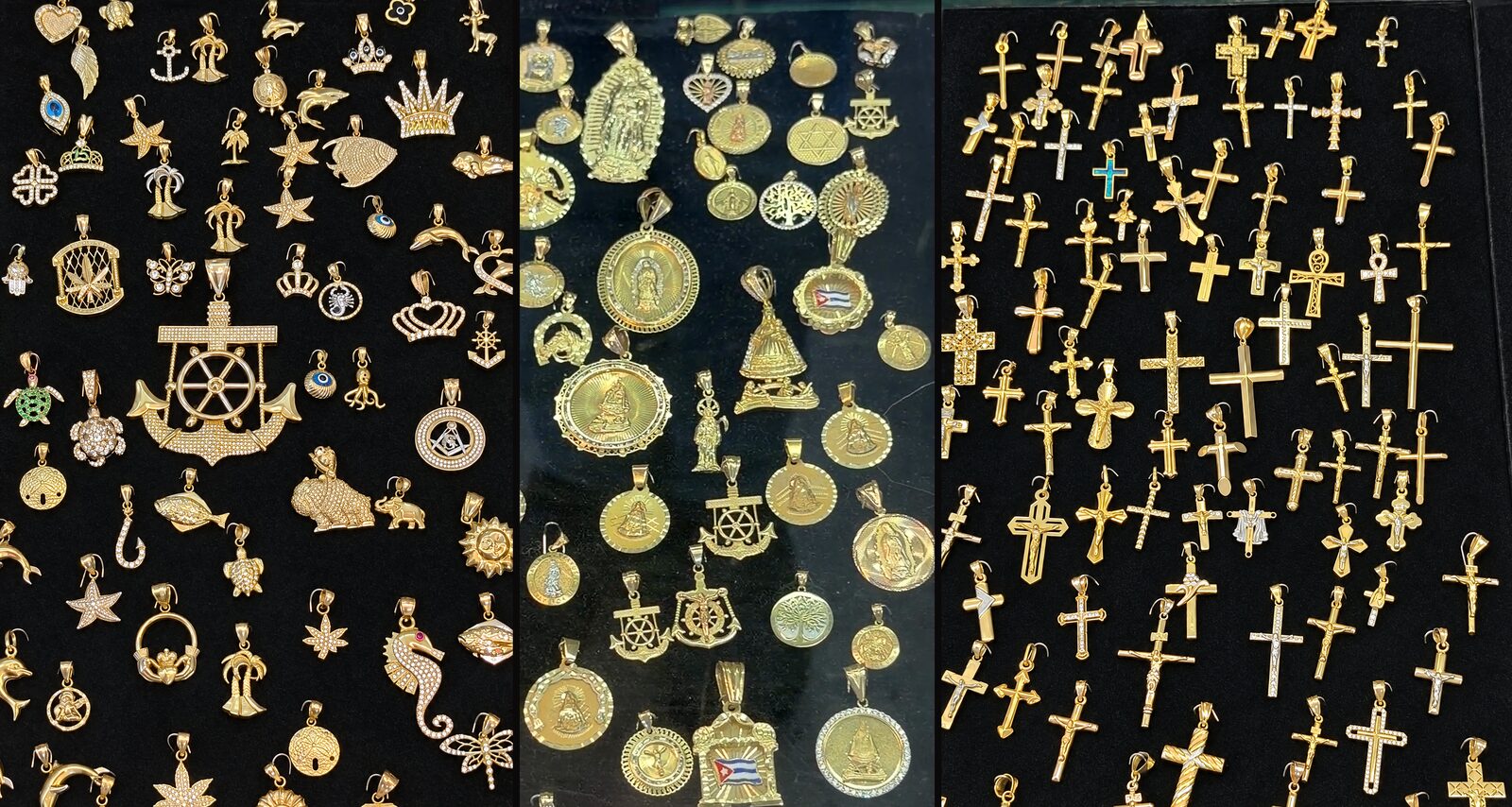 Tres tableros de dijes dorados sobre terciopelo negro: dijes con anclas y coronas, medallas con la Virgen de Guadalupe y la Caridad del Cobre, y filas de cruces.